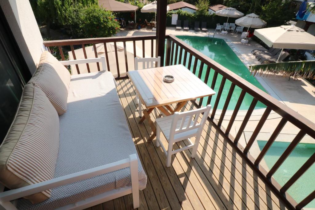 The swimming pool at or close to Paradise Garden Apartments
