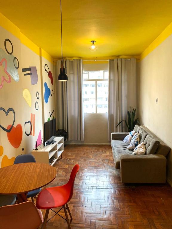 un salon avec un canapé et une table dans l'établissement Apê Marie I Maletta, Mercado Central e Minascentro, à Belo Horizonte