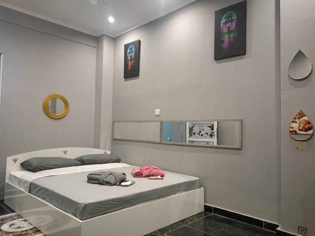 une chambre avec un lit avec deux animaux en peluche dessus dans l'établissement Artemis Luxus Home and Spa Alexandroupolis City Faros, à Alexandroúpolis