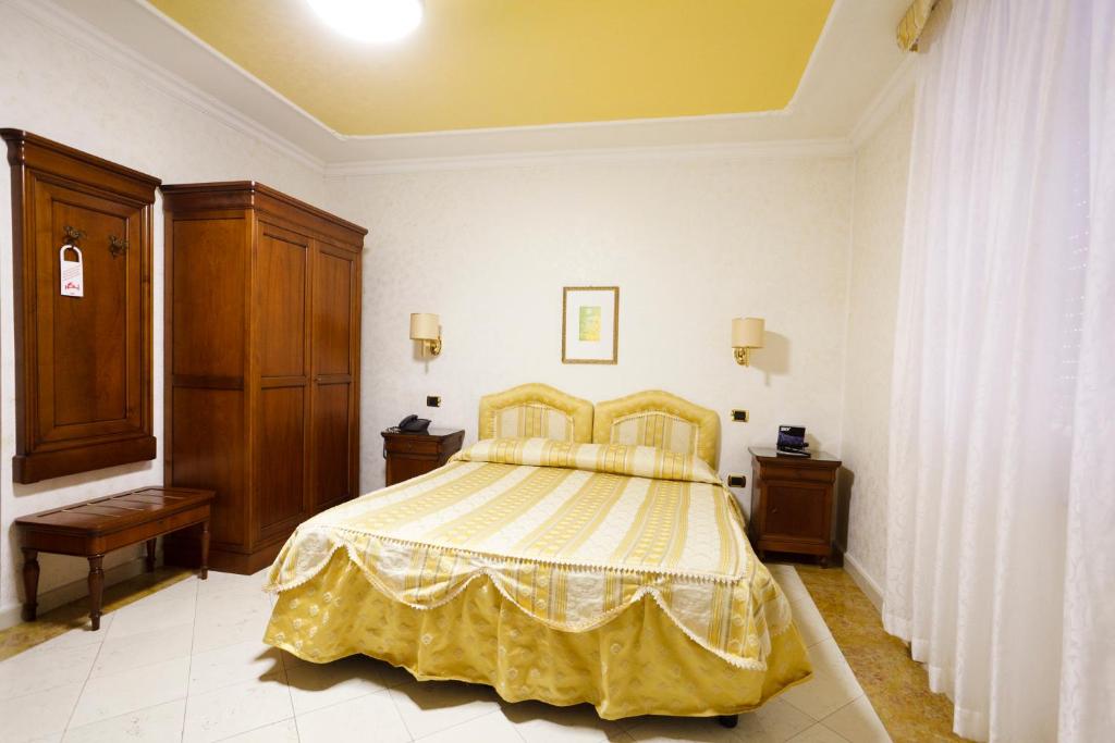 Postel nebo postele na pokoji v ubytování Mariano IV Palace Hotel