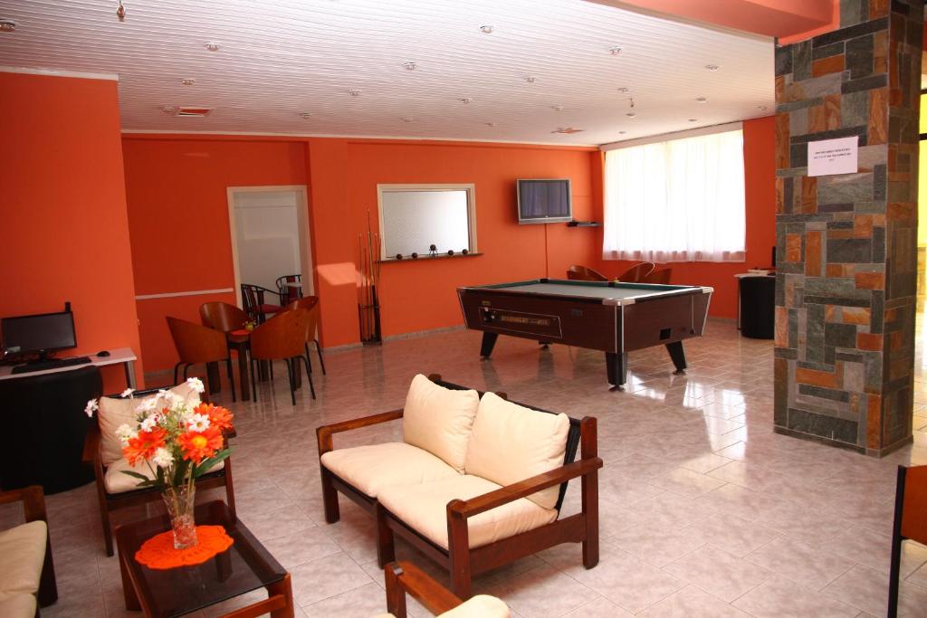 TV a/nebo společenská místnost v ubytování Triton Garden Hotel