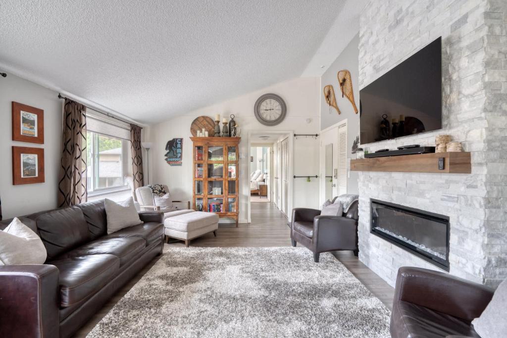 ein Wohnzimmer mit Couch und Kamin in der Unterkunft Mt Hood Village Condo - Cozy Retreat with Fireplace in Mount Hood Village