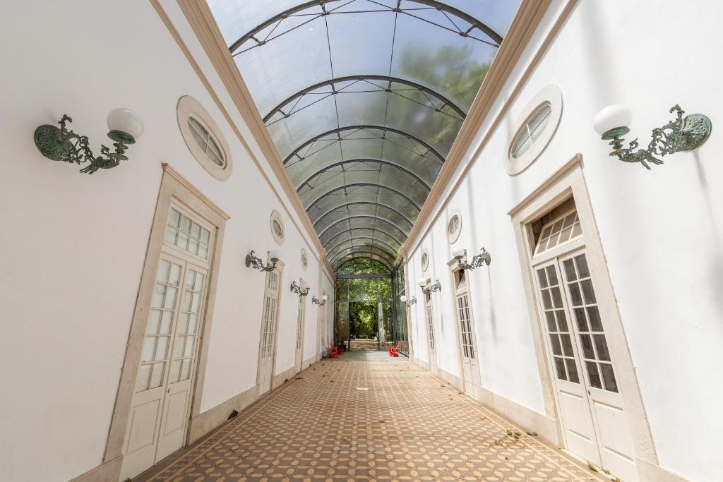 カルダス・ダ・ライーニャにあるSolar das Termasのガラス天井の建物の空廊