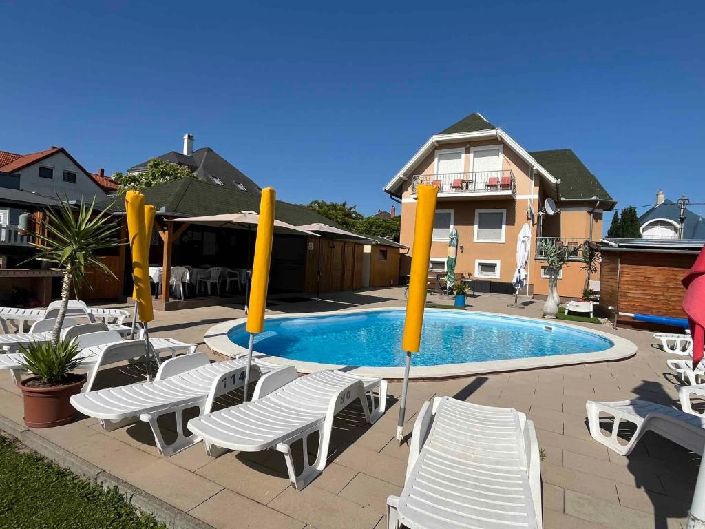 Bazén v ubytovaní Apartment Gyenesdias 16 alebo v jeho blízkosti