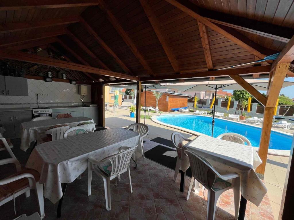 Bazén v ubytovaní Apartment Gyenesdias 16 alebo v jeho blízkosti