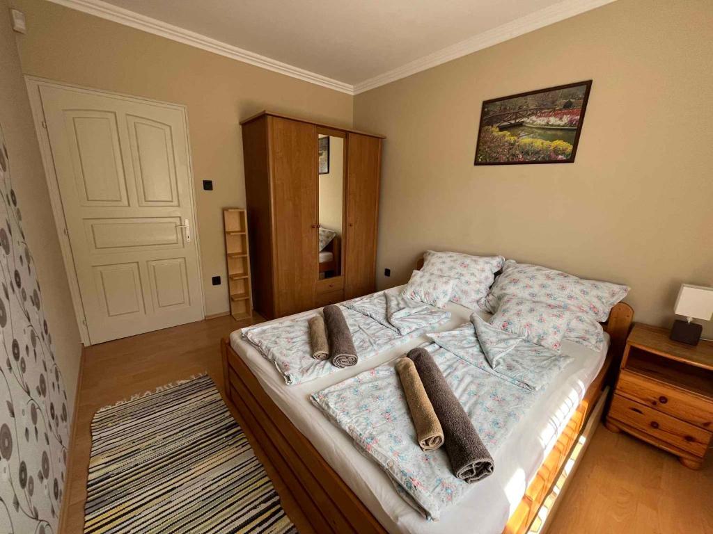 Posteľ alebo postele v izbe v ubytovaní Apartment Gyenesdias 16