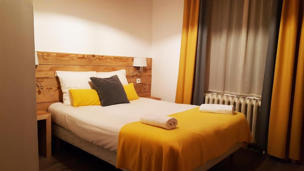 Postel nebo postele na pokoji v ubytování Hotel Du Clocher