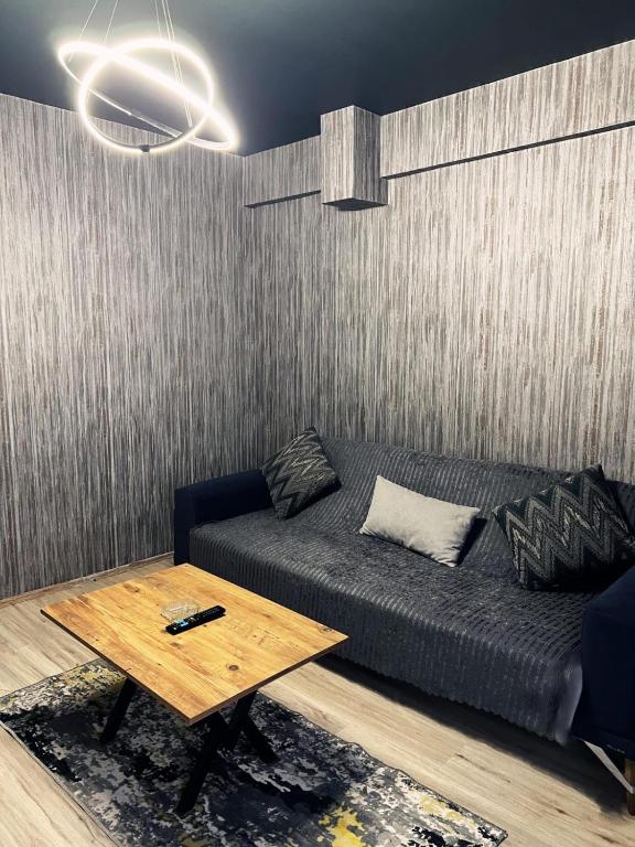 埃斯基谢希尔Asrın GOLD的客厅里有一张沙发和一张桌子。