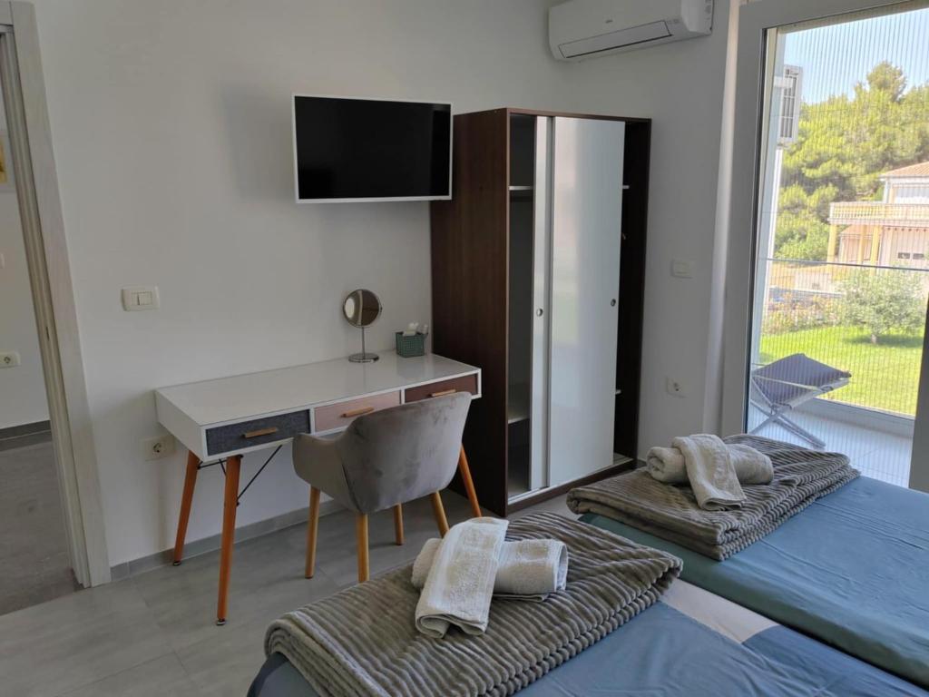 Televízia a/alebo spoločenská miestnosť v ubytovaní VILLA HORIZONT