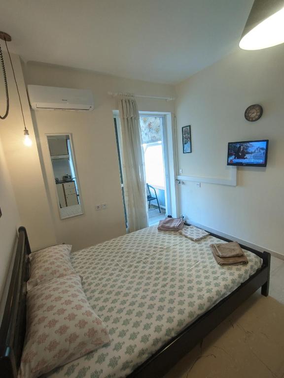 a bedroom with a bed in a room at Herakleion center single room in Bendevís