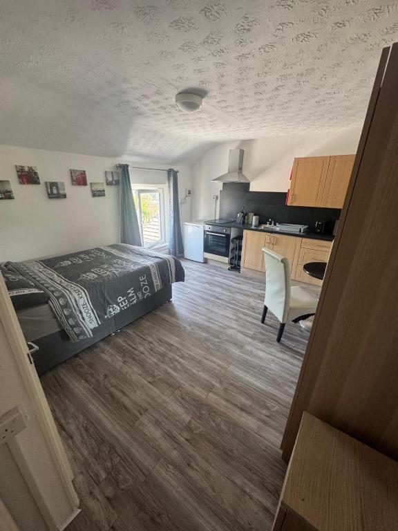 Postel nebo postele na pokoji v ubytování Tredegar studio flat