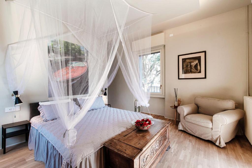 科莫Villa Miranda & boat的卧室配有带蚊帐的床