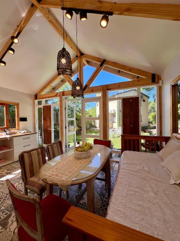 a kitchen and dining room with a table and chairs at Casita Amarillo Sol con Casa de Te, Pileta y Parrilla in Yerba Buena