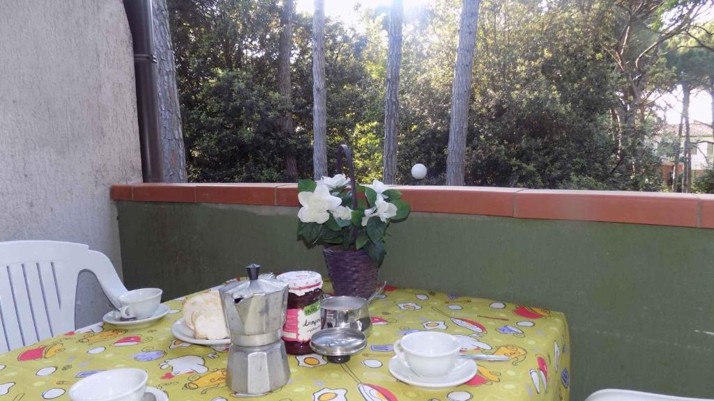 Příslušenství pro přípravu čaje a kávy v ubytování Apartment in Eraclea Mare 25654