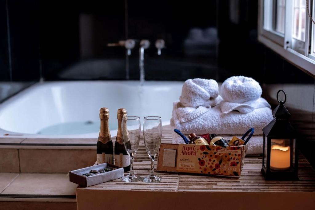 ein Tisch mit Champagnerflaschen und einem Korb mit Handtüchern in der Unterkunft Complejo Las Sirenas in Villa Urquiza