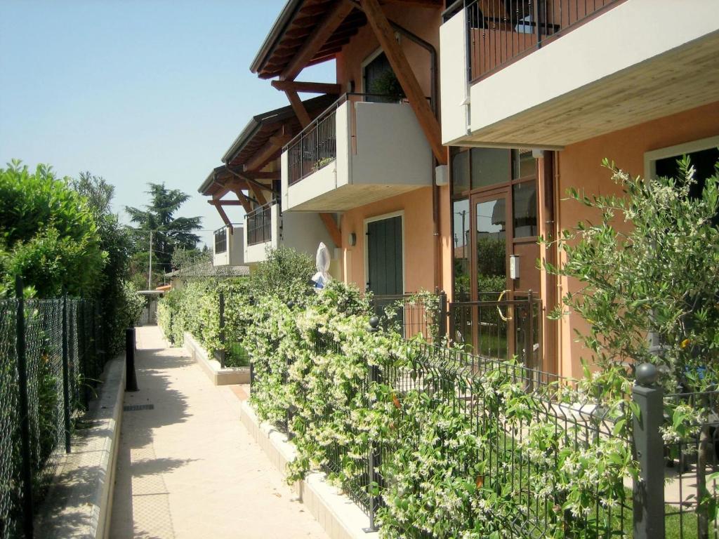 Fotografia z galérie ubytovania Small residence with swimming pool and 8 lovely apartments v destinácii Lazise