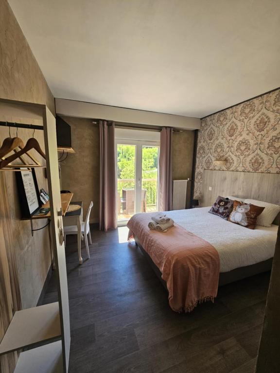 Postel nebo postele na pokoji v ubytování Logis Hôtel Restaurant L'Escapade