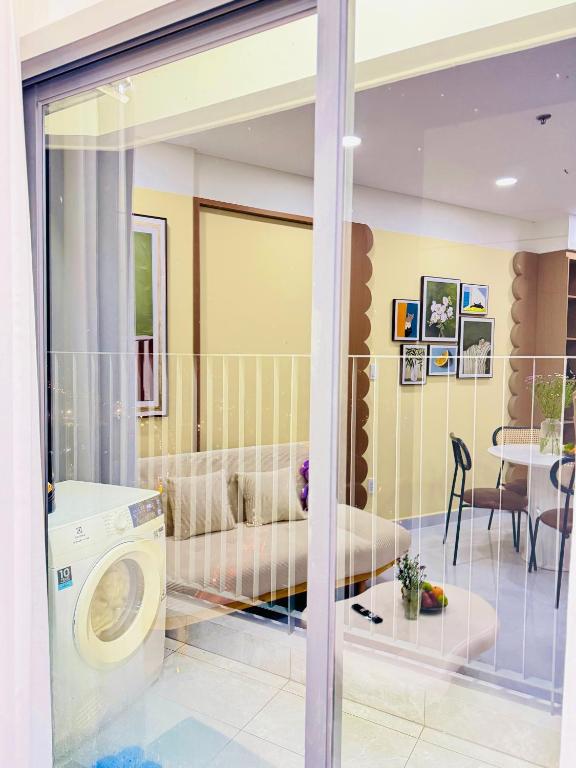 a laundry room with a washing machine and a table at Dori House Honas in Dĩ An