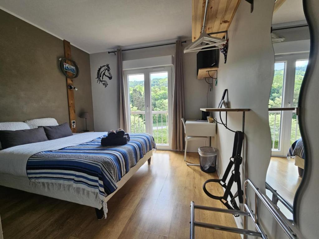 Postel nebo postele na pokoji v ubytování Logis Hôtel Restaurant L'Escapade