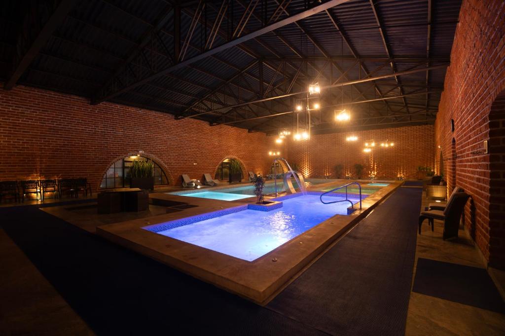 Bazén v ubytování Quindeloma Art Hotel & Gallery nebo v jeho okolí