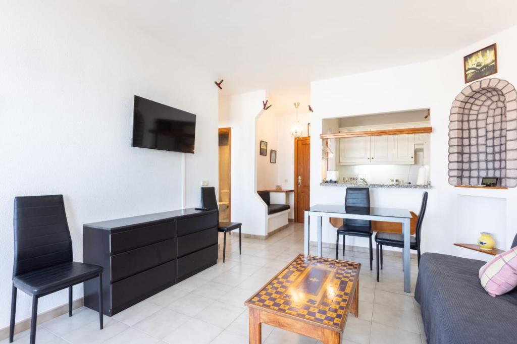 una sala de estar con un sofá y una mesa en Tenerife View, en Adeje