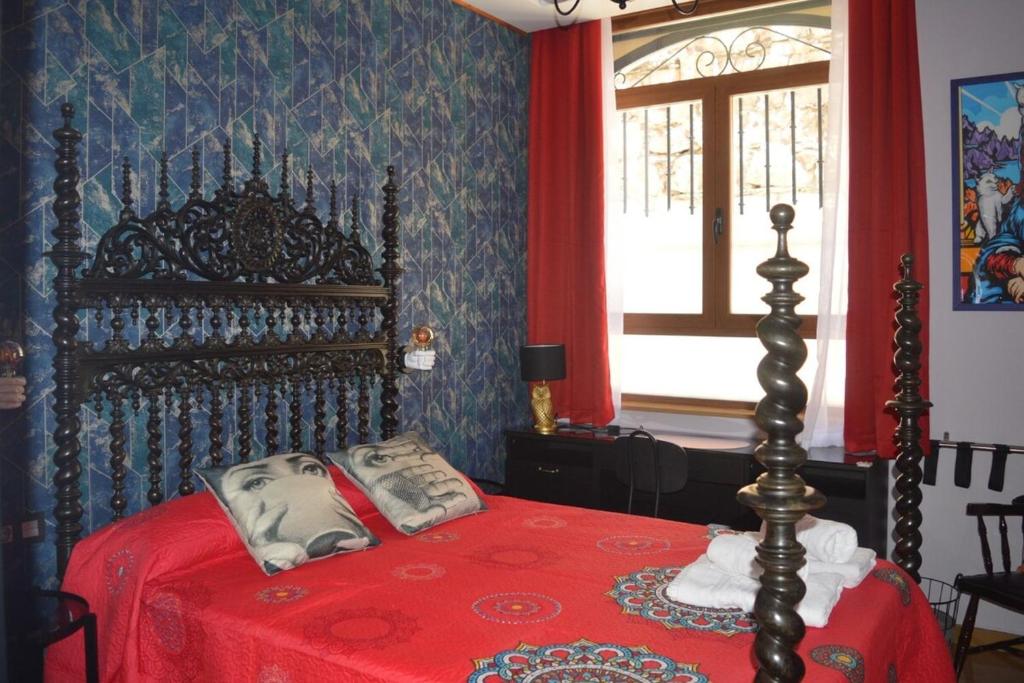 een slaapkamer met een bed met een rode sprei bij Palacio de Congresos by My Home in Salamanca in Salamanca