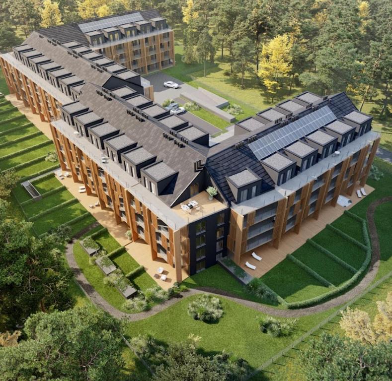 una vista sul soffitto di un edificio con molte finestre di Sea & Forest Resort Apartament Dolce Vita a Międzyzdroje