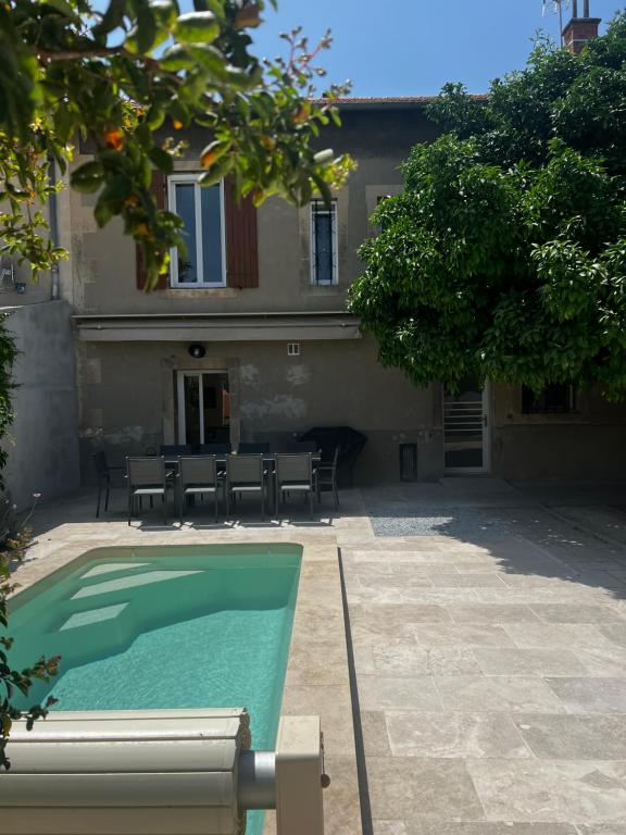 Maison Pamplemousse في آرل: منزل به مسبح أمام مبنى