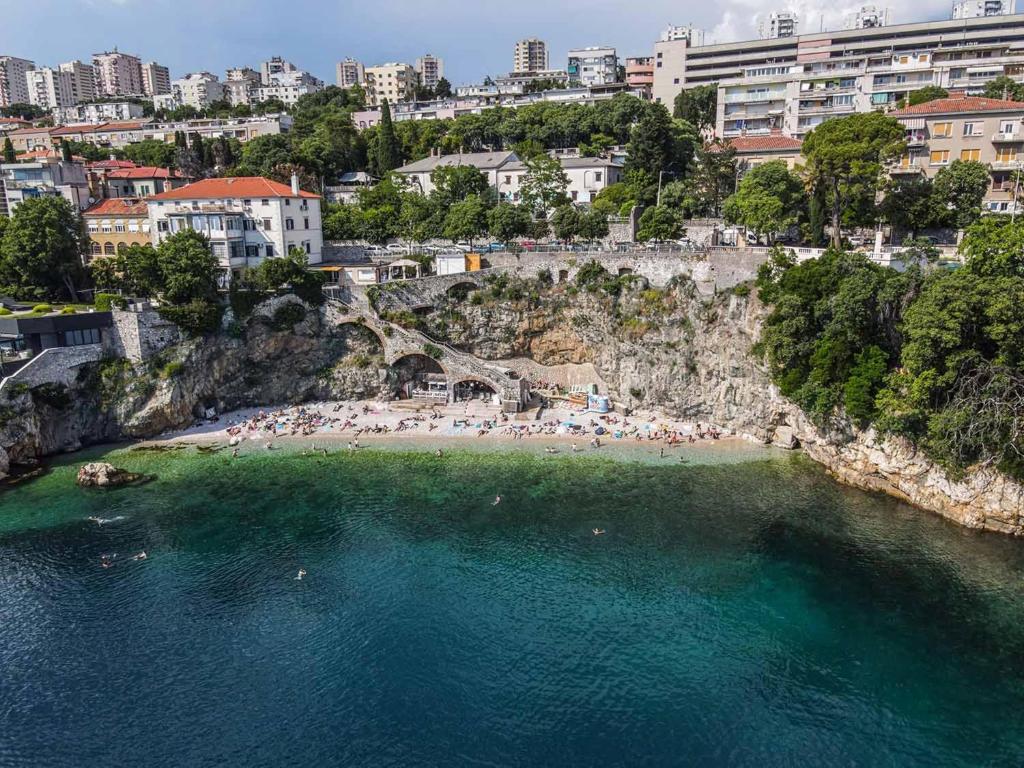 una vista aerea di una spiaggia con persone in acqua di Studio Apartment Greis a Fiume (Rijeka)