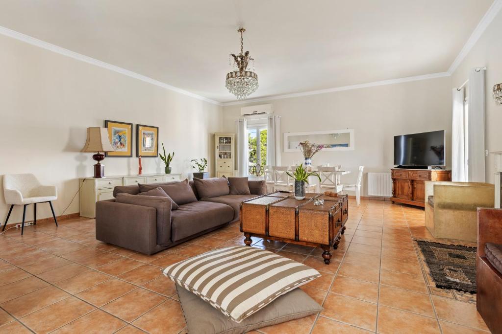 un soggiorno con un divano e un tavolo di The Residence a Spetses