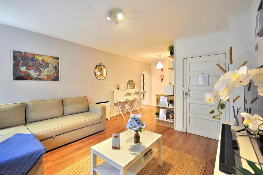 a living room with a couch and a table at Lips Friendship Shelter in Porto