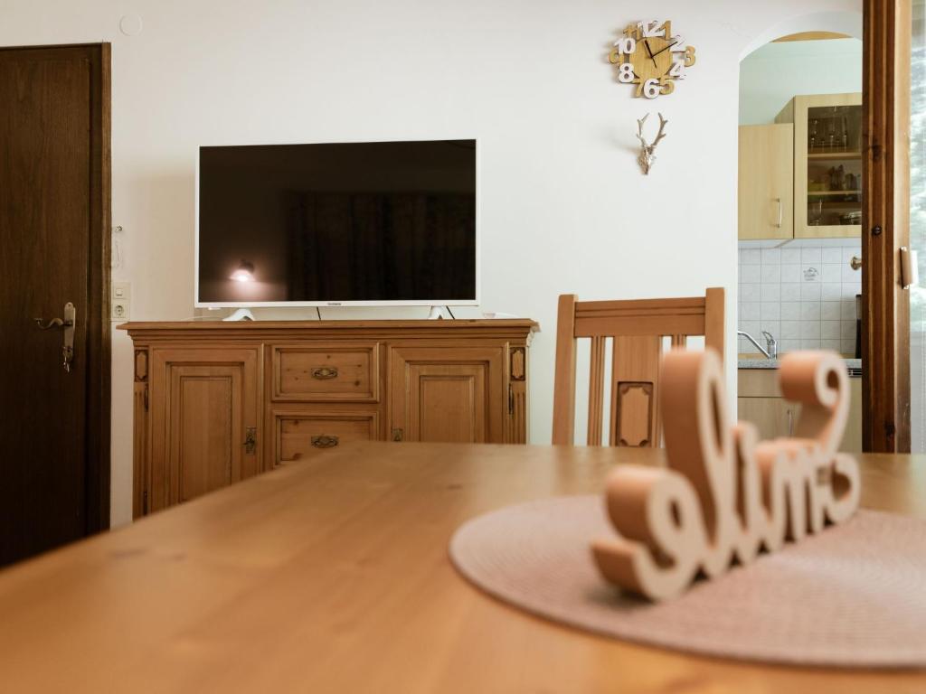 salon z telewizorem i drewnianym stołem w obiekcie Apartment Studio Esche 3 by Interhome w mieście Ellmau