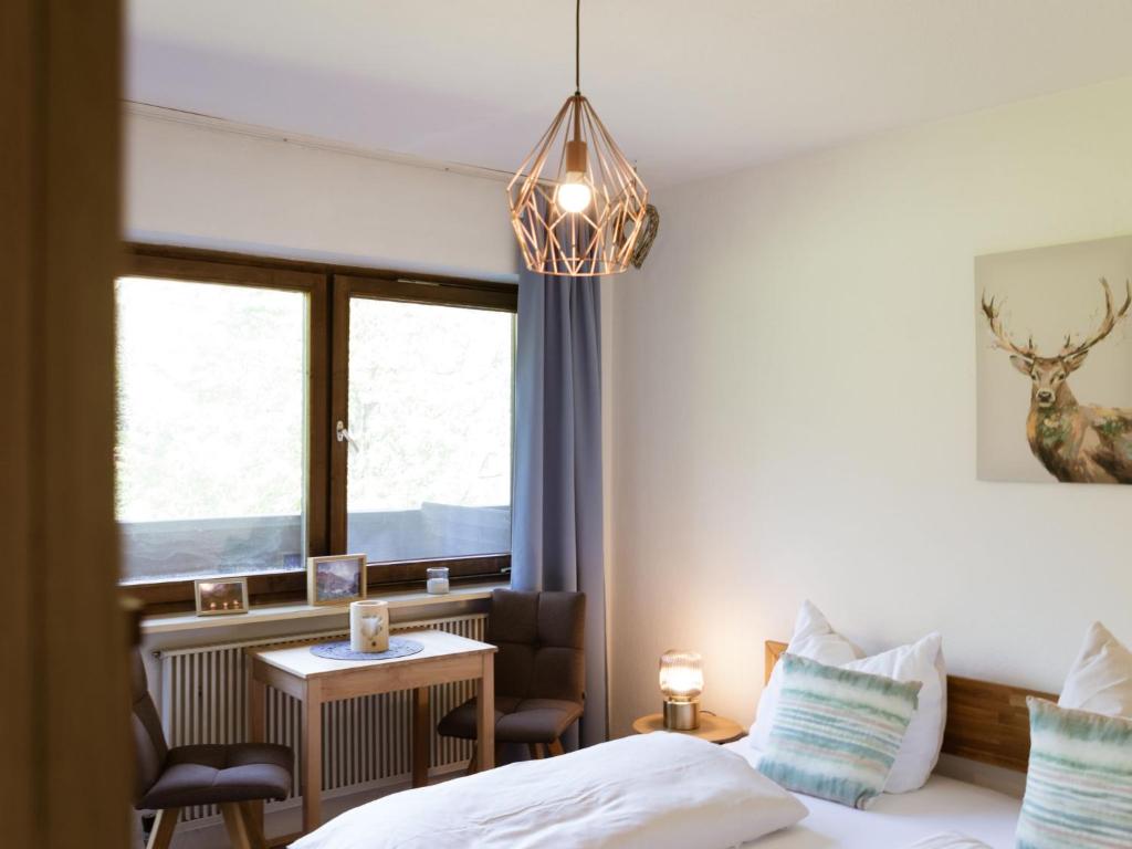 une chambre avec un lit, une table et une fenêtre dans l'établissement Apartment Studio Esche 4 by Interhome, à Ellmau