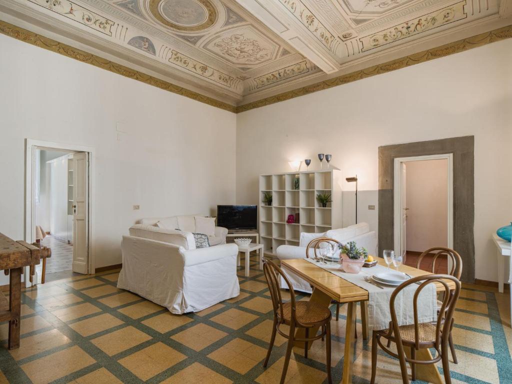 - un salon avec un plafond à caissons, une table et des chaises dans l'établissement Apartment appartamento Galleria by Interhome, à Camaiore