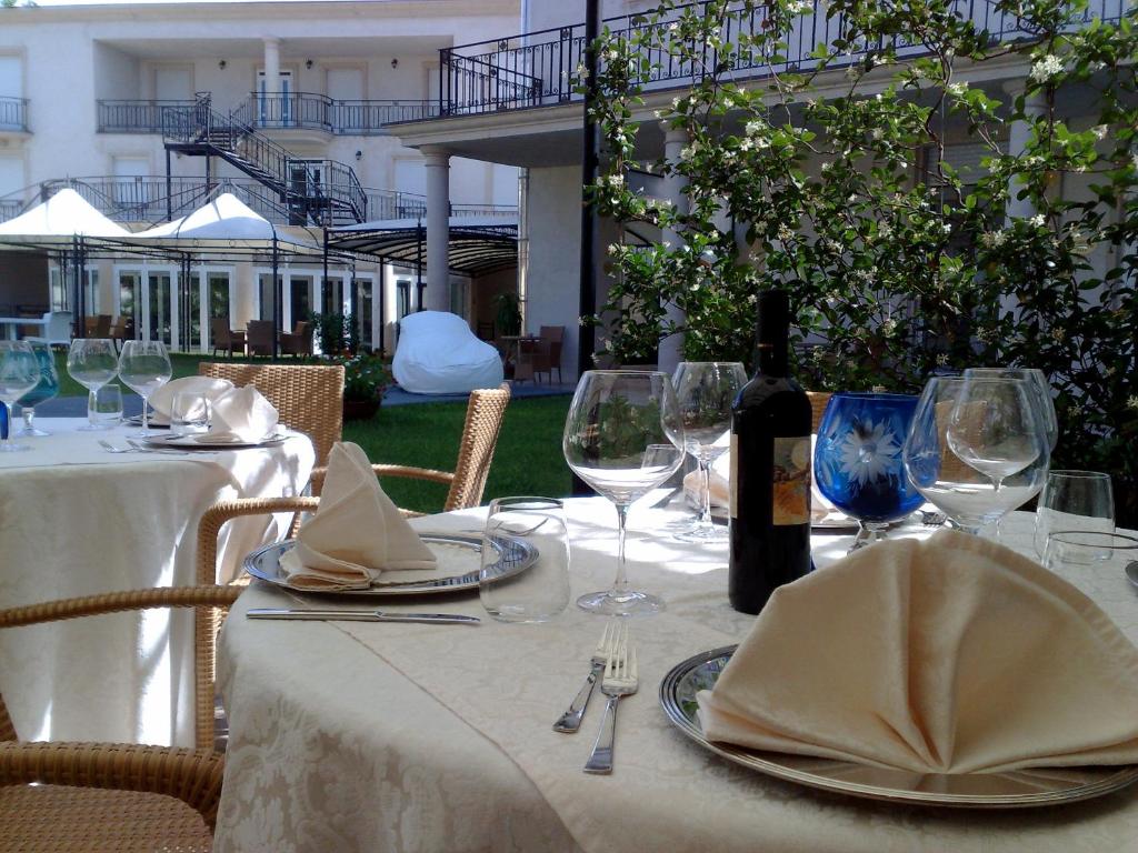 Nápoje v ubytování Mariano IV Palace Hotel