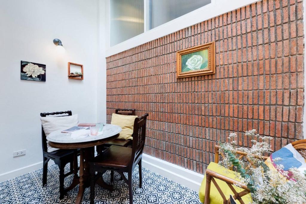 Billede fra billedgalleriet på Non Inn The Post Spacious King Room with Sofa Bed and Living Area near Riverside and ICONSIAM i Bang Rak