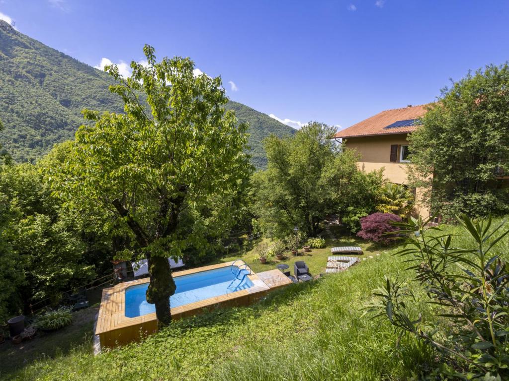 - une piscine dans une cour avec des arbres et une maison dans l'établissement Villa Il Castagneto by Interhome, à Pisogne
