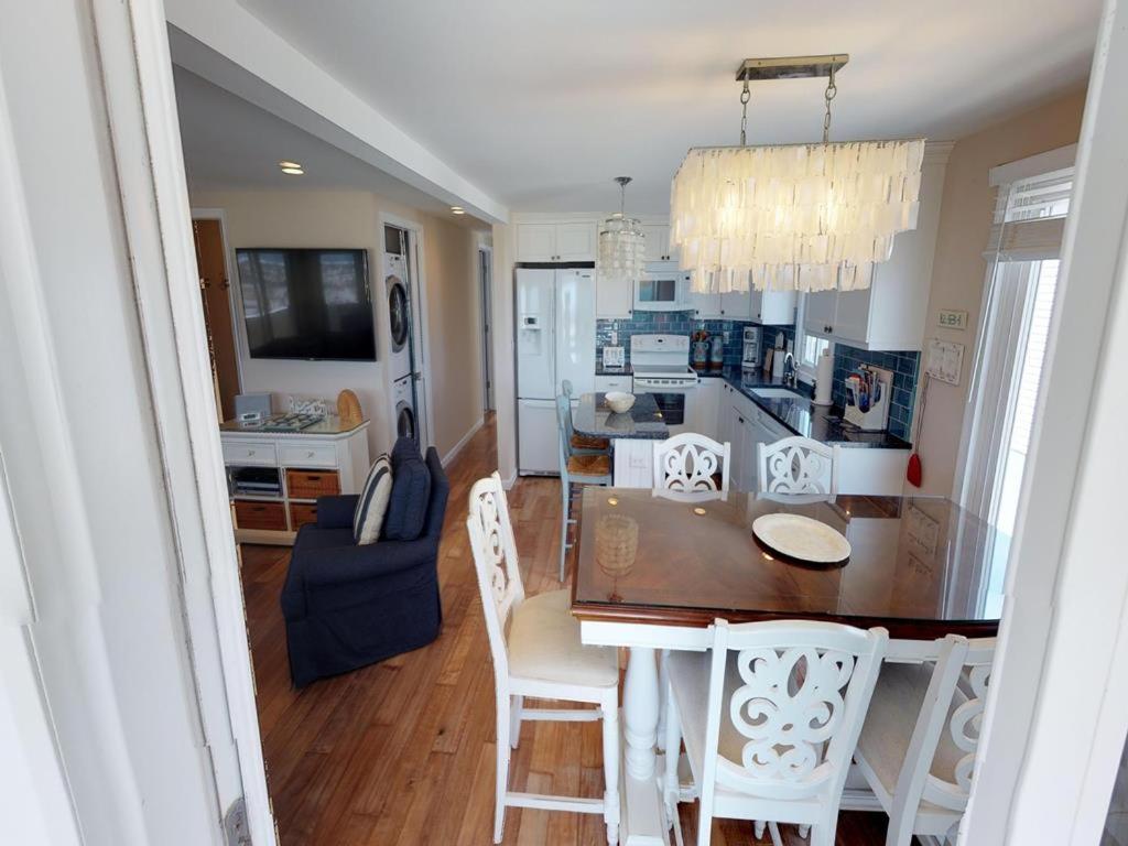 Kuchyň nebo kuchyňský kout v ubytování Ocean Front 1St Floor Duplex With Expansive Views In Brant Beach With Private Beach Access 12094