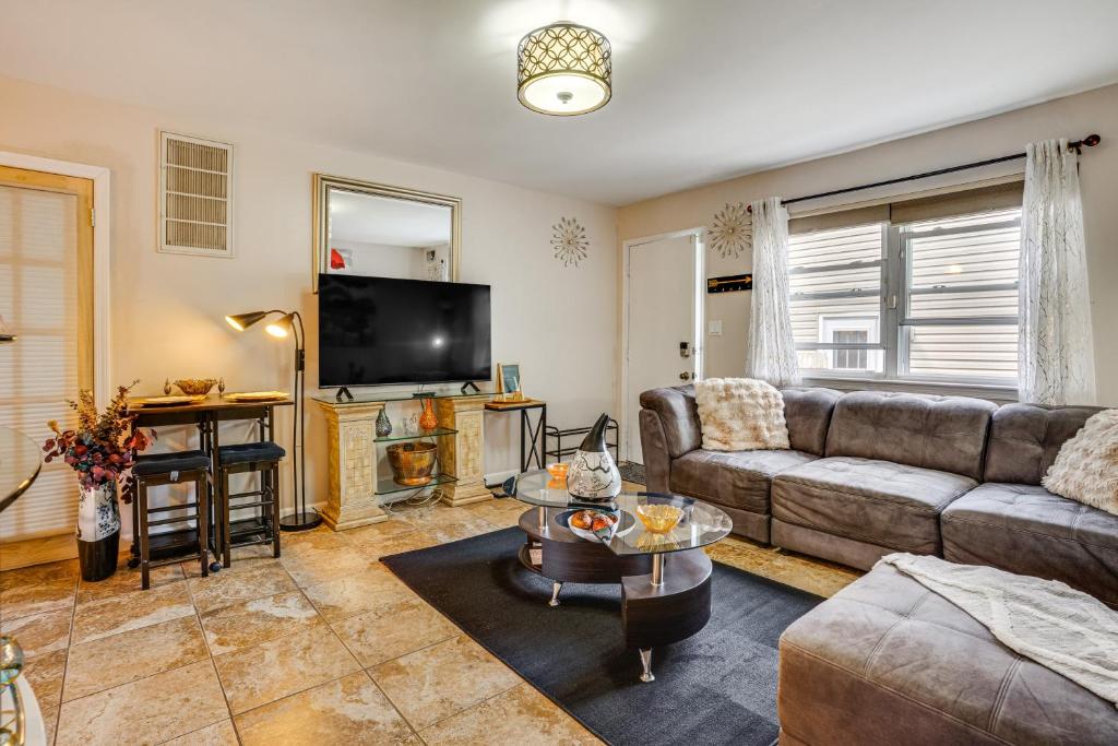 Baldwin8 Mi to Long Beach Cozy Apt with Fenced Yard!的带沙发和电视的客厅
