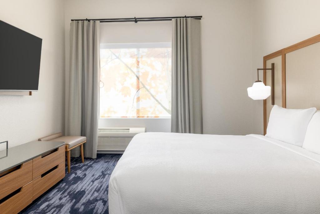 Postel nebo postele na pokoji v ubytování Fairfield by Marriott Inn & Suites Spokane Airport