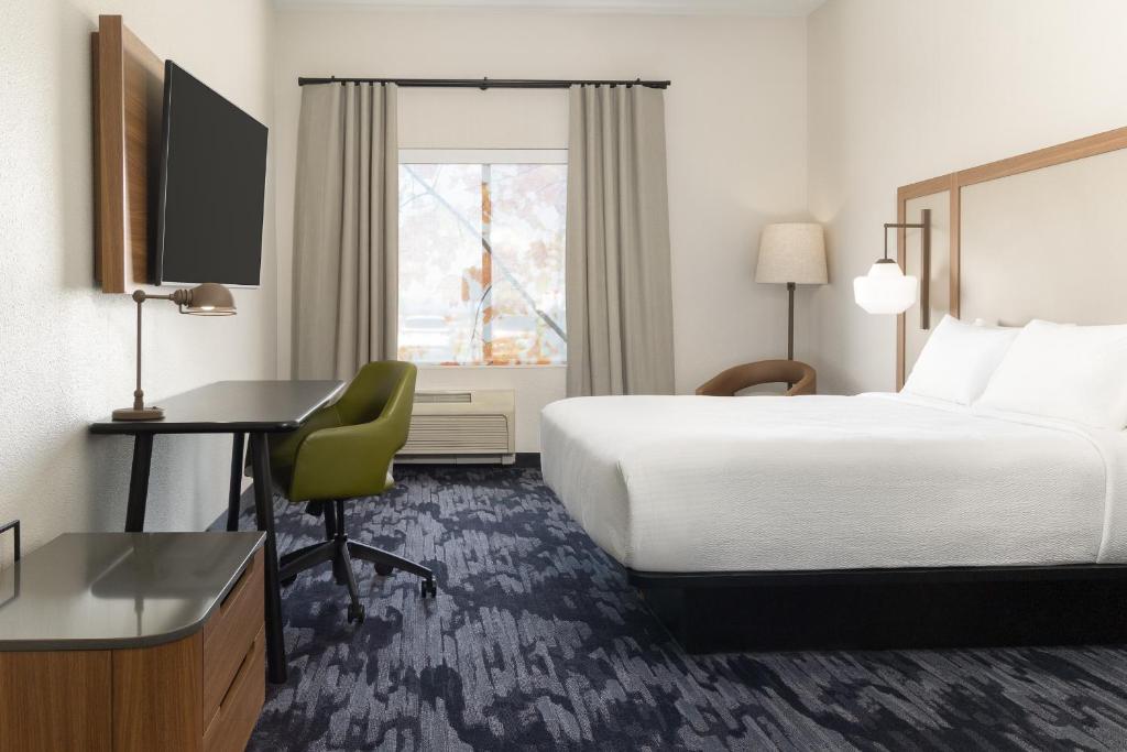 Postel nebo postele na pokoji v ubytování Fairfield by Marriott Inn & Suites Spokane Airport