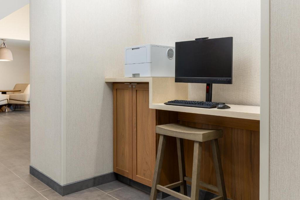 TV a/nebo společenská místnost v ubytování Fairfield by Marriott Inn & Suites Spokane Airport