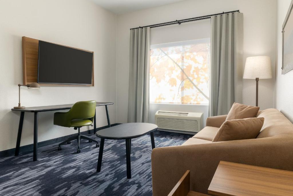 TV a/nebo společenská místnost v ubytování Fairfield by Marriott Inn & Suites Spokane Airport