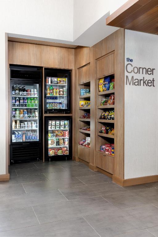 Supermarket nebo jiné obchody v  hotelu nebo okolí