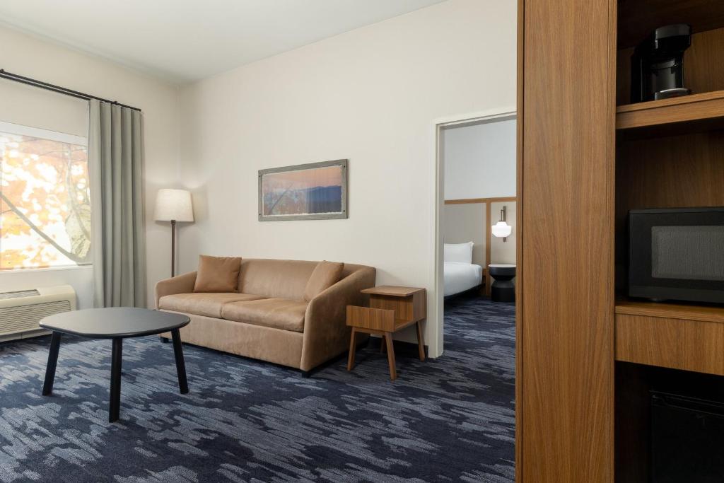 TV a/nebo společenská místnost v ubytování Fairfield by Marriott Inn & Suites Spokane Airport