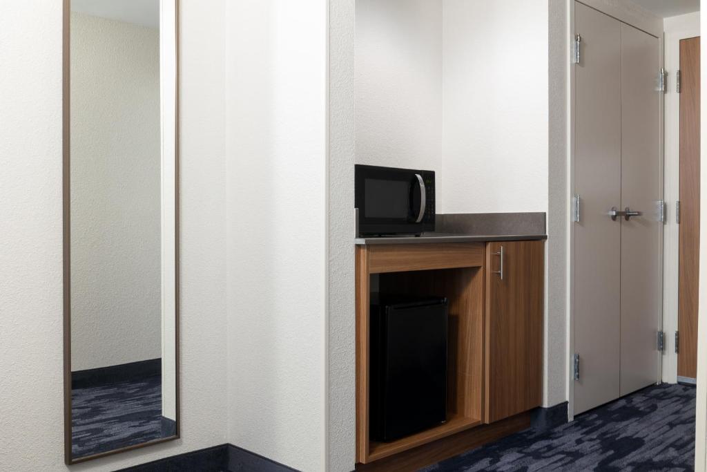 TV a/nebo společenská místnost v ubytování Fairfield by Marriott Inn & Suites Spokane Airport