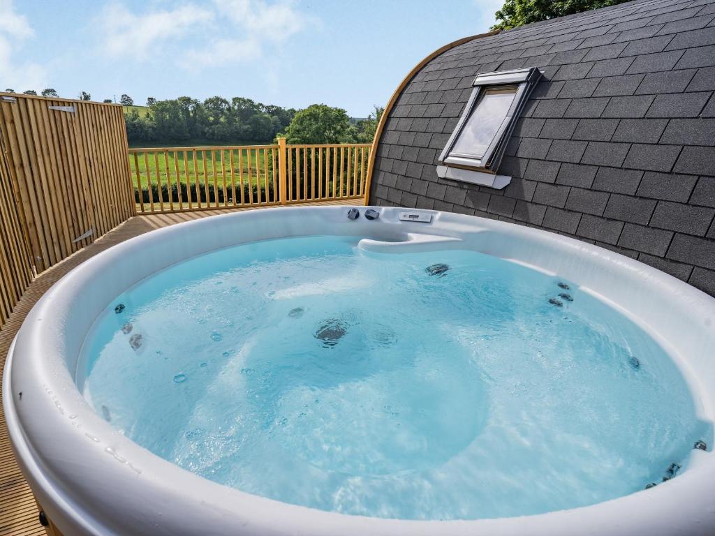 un jacuzziificialificialificialificialificialificialificialificialificialificialificialificialificialificial en Cwmporthman Farm Cwtch-Uk34700, en Blaenporth