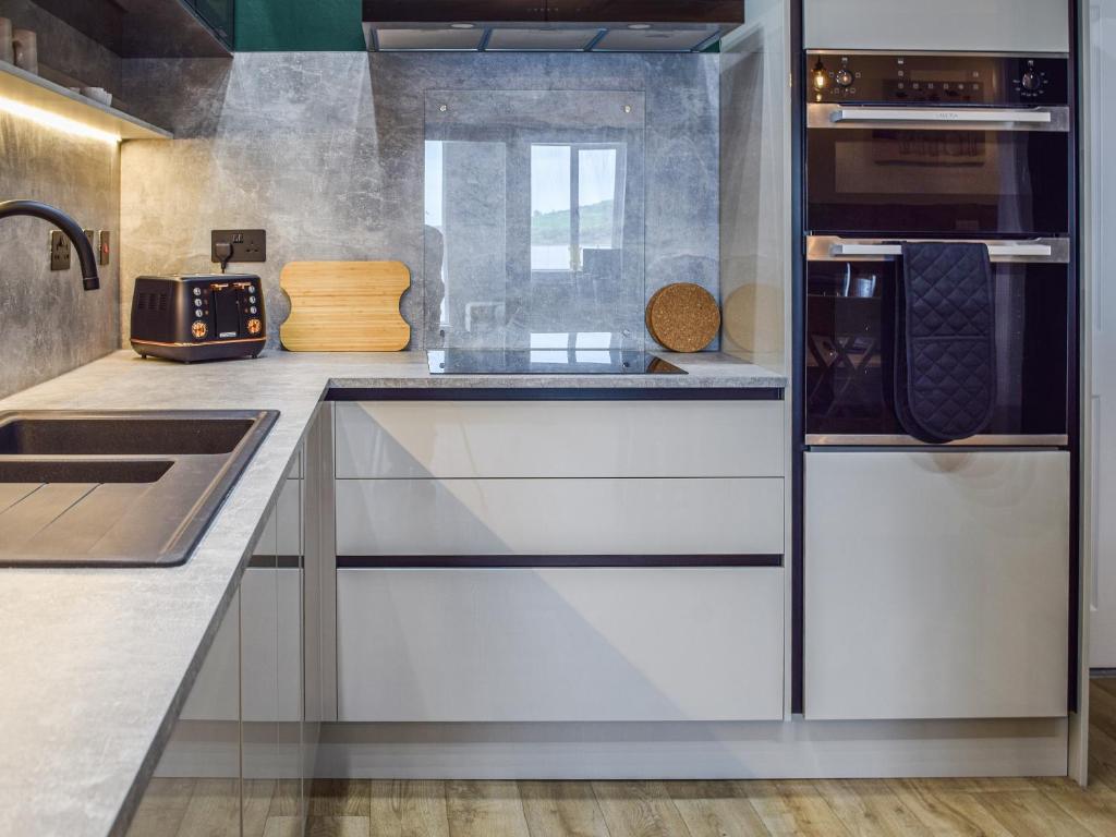 Een keuken of kitchenette bij Gleaner Lea Apartment