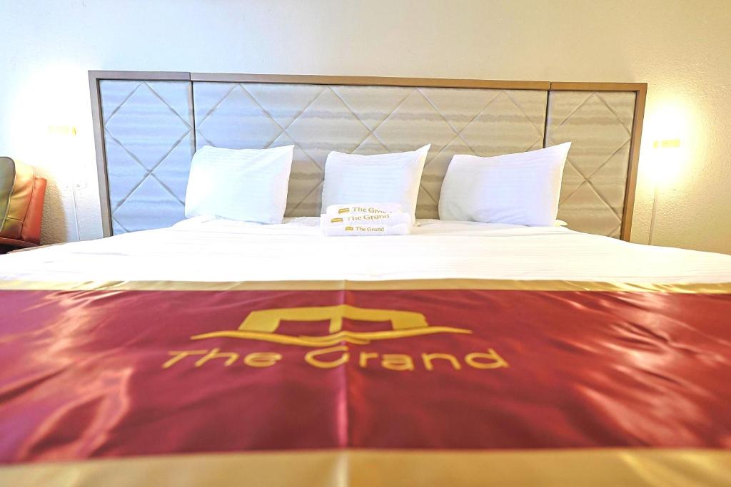 Postel nebo postele na pokoji v ubytování The Grand by Capital O Texarkana I-30