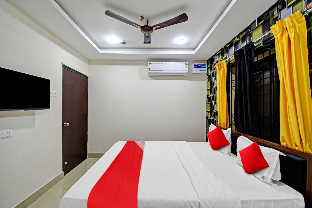 Postel nebo postele na pokoji v ubytování Hotel O Shri Ashirbad Palace